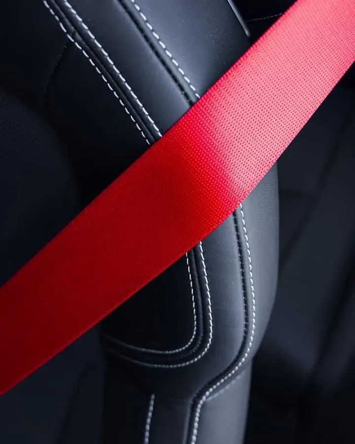 چرا کمربند ایمنی هنوز هم نجات‌بخش شماره یک در ماشین شماست: حقایق، علم و نوآوری‌های مدرن